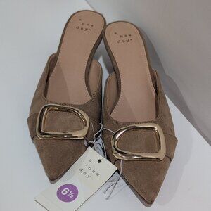 NWT Women’s Larissa Pointed Toe Mule Heels – A New Day Size 6.5 Beige w/ Buckle